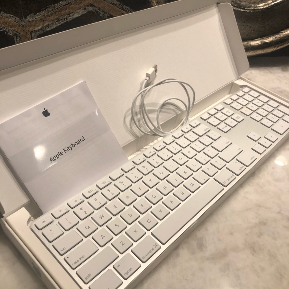 ✨NEW IN BOX✨Apple Keyboard with Numbers